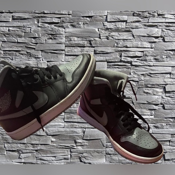 Nike Air Jordan’s. 2018 shadow. Retro mid rise black-and-grey men’s size 8. - Picture 2 of 7